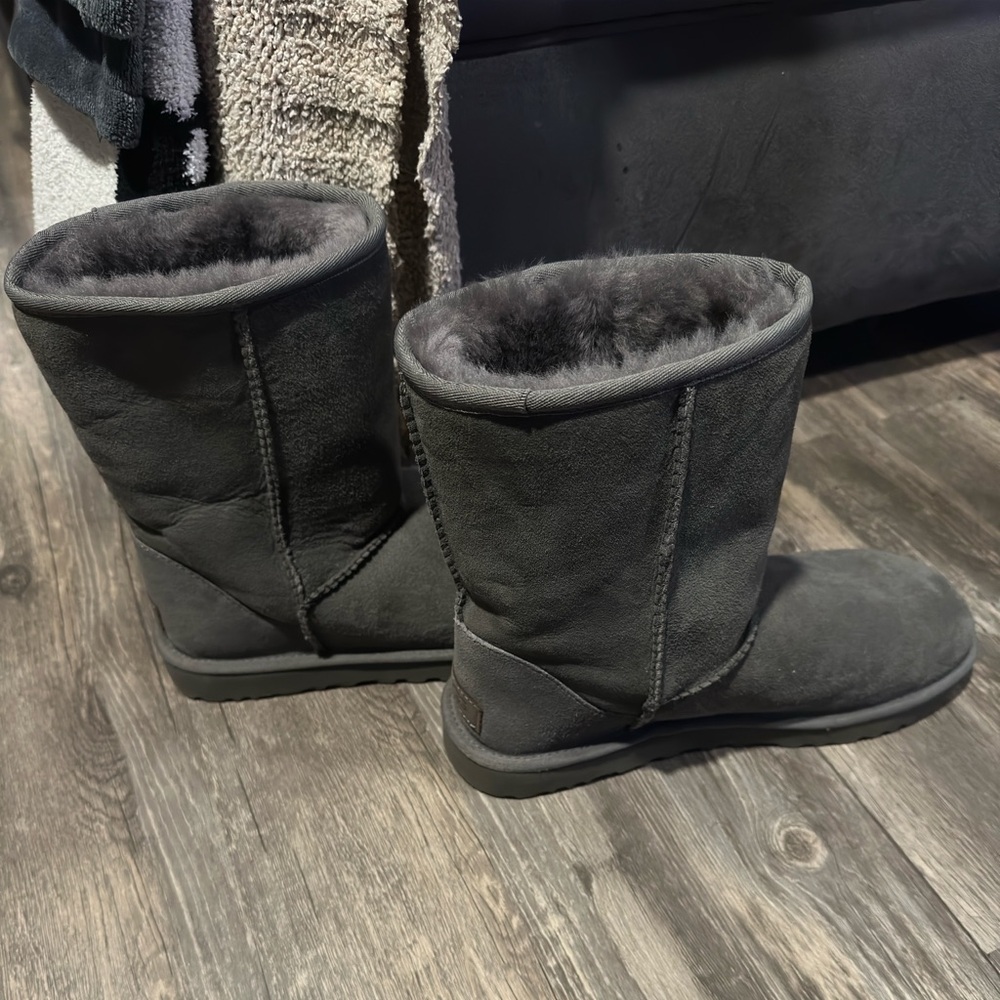 Women's Ugg Classic Short II Size 10